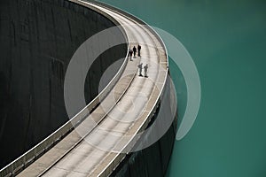 Curved concrete dam