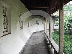 The curved corridor