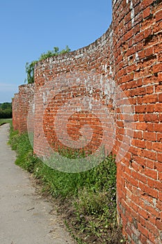 Curvy brick wall