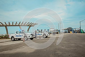 Custodean la entrada de el muelle de cruceros