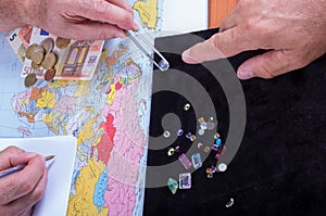 Customer and seller negotiate the purchase of a batch of precious stones calculating the current value