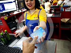 A customer uses BDO debit card to pay for grocery items.