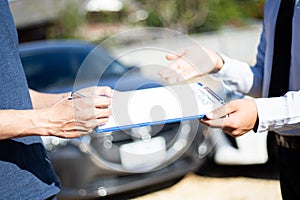 Customers and car insurance agents have entered into agreements and signed documents to claim compensation after a car crash