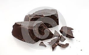 Znížiť a zlomený kusov z tmavý čokoláda 