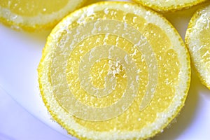 Cut the slices of ripe yellow lemons with sugar