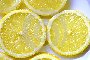 Cut the slices of ripe yellow lemons with sugar