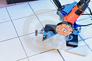 Cut a tile by angle grinder with circular saw blade