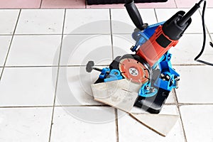 Cut a tile by angle grinder with circular saw blade