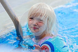 Lindo un nino agotador mangas en piscina 