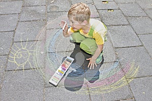 Niedlich junge Krawatten bunt Kreiden auf der. sommer Aktivität a kreativ spiele klein. gemeinsam spaß haben. 