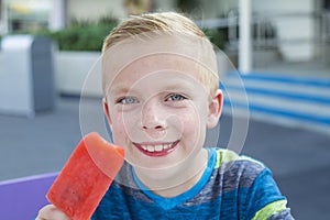 Carino ragazzo mangiare sul caldo estate 