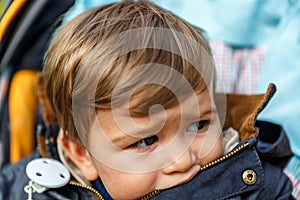 Carino ragazzo aspetto paura sul pagina 