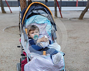 Lindo chico en su un nino transporte es un pequeno 