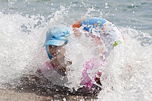 Carino con alcuni divertimento Oceano onde 