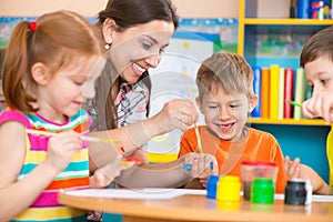 Niedlich zeichnung der Lehrer auf der kindergarten die klasse 