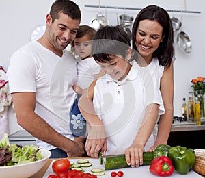 Carino famiglia cucinando comune la cucina 