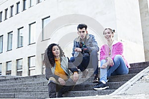 Roztomilý skupina z na budova z univerzita knihy rozmanitosť národov skutočný študenti životný štýl 