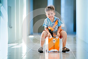 Roztomilý šťastný chlapec kufor na letisko 