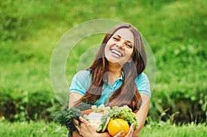 Lindo feliz una mujer saludable a verduras 