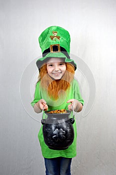 Carino ridere piccolo decorativo baffi verde vestiti un un cappello occupazione ferro elfo pentola 