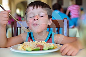 Lindo pequeno chico feliz comida 