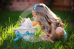 Niedlich wenig hase Kaninchen hat ostern auf der grünes gras 