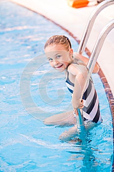 Lindo pequeno en nadar piscina 