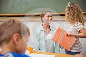 Roztomilý žiak hľadá jej učiteľ počas trieda predstavenie 