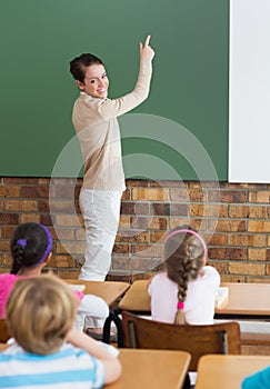 Niedlich Schüler hören auf der ihnen der Lehrer die klasse 