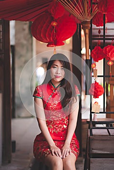 Roztomilý asijský čínština žena nošení tradiční šaty v čínština nový 