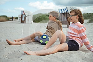 Cute teenage paar sitting on summer white beach at summer holidays