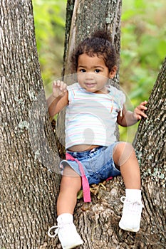 Carino un bambino un albero 