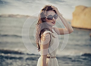 Roztomilý žena nošení sluneční brýle 