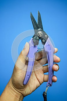 Cutter to cut cable or wire