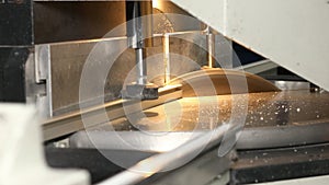 Cutting aluminum profiles on a saw