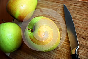 Cutting apples
