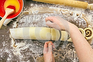 Cutting cinnamon roll with thread