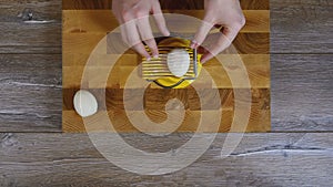 Cutting eggs of egg slicer