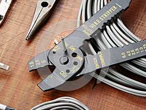 Cutting electric cable with wire cutter