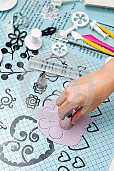 Cutting fondant circles