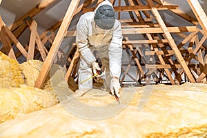 cutting glass wool when insulating the ceiling on the roof