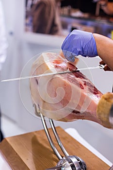 Cutting ham
