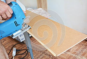 Cutting laminate flooring lengthwise. Cutting laminate flooring with hand saw