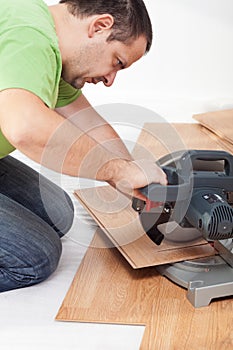 Cutting and laying laminate flooring planks