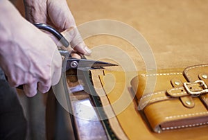 Cutting leather, cutting, collecting parts master.