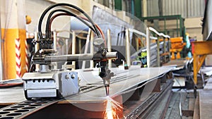 Cutting machine for steel sheet