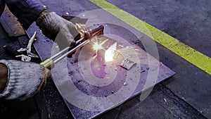 Cutting metal plate by gas flame