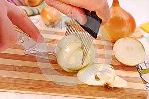 Cutting onion