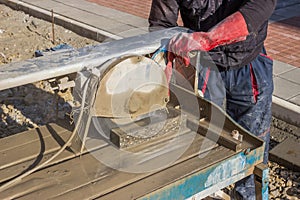 Cutting Pavings Stones With a Wet Saw 2