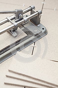 Cutting tiles with tilecutter